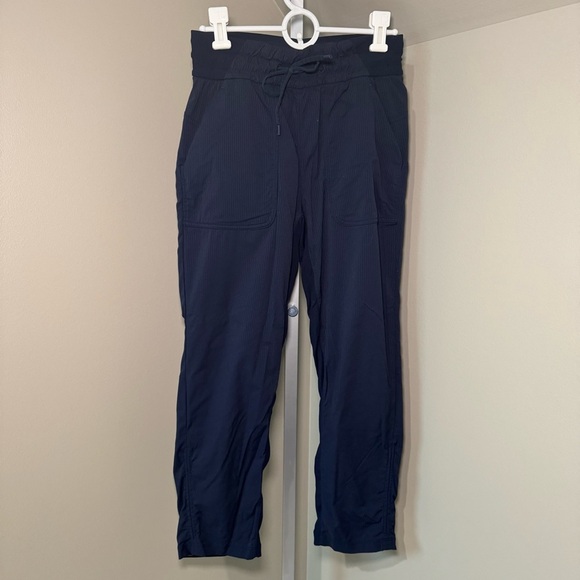 Lululemon Beyond the Studio Crop *Swift Fabric Size 4 True Navy - Picture 1 of 4
